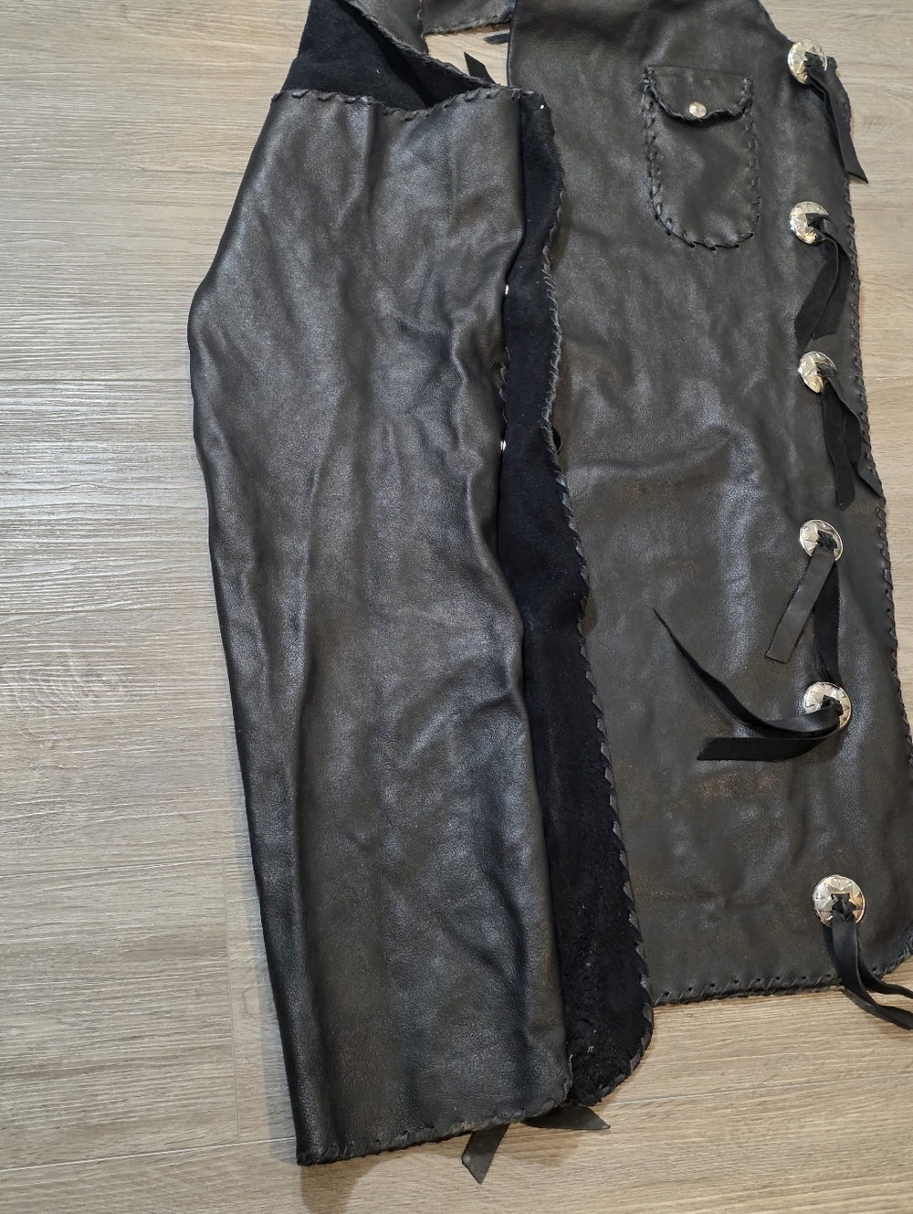 Vintage Heavy Leather Motorcycle/Cowboy Chaps Unisex Sz S-M Conchos Snaps - Picture 10 of 13